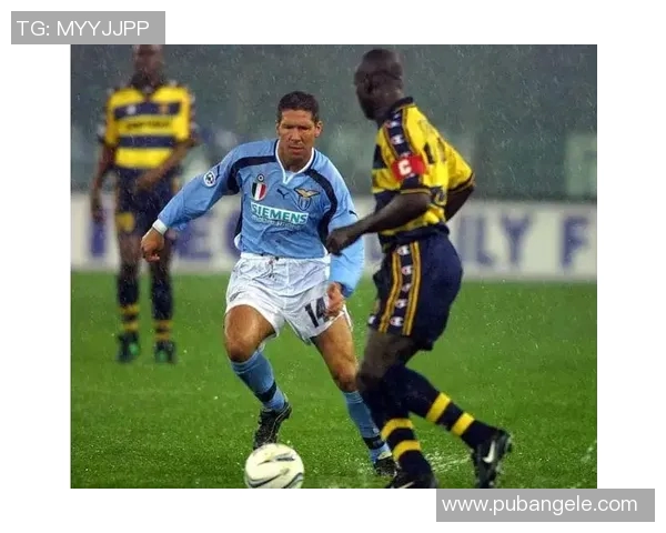 足球巨星背后的奋斗与荣耀:从草根到巅峰的传奇之路 足球巨星背后的奋斗与荣耀:从草根到巅峰的传奇之路