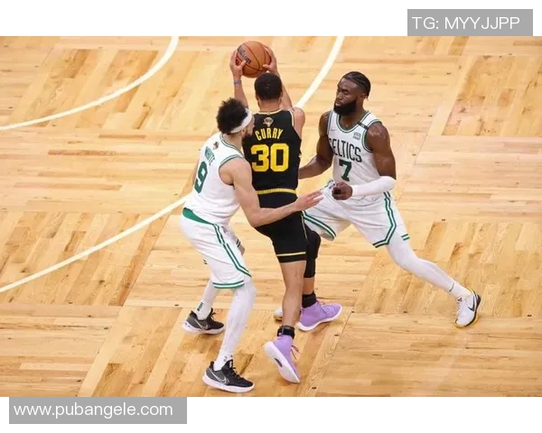 10月3日黄蜂与凯尔特人激战正酣球迷期待精彩对决与精彩表现